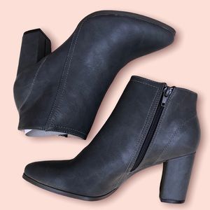 Chase and Chloe Sam Boots NWT